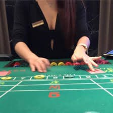 Responsible gaming message beside 888 apk Aztec Gems content for adults